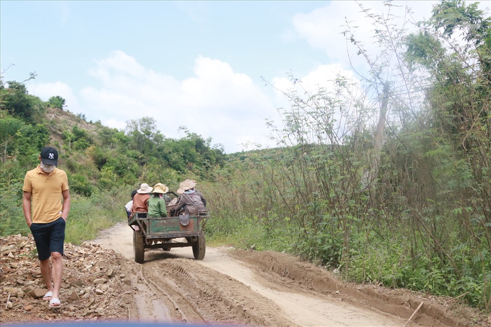 Người dân huyện Lắk (tỉnh Đắk Lắk) đang trên đường di chuyển đến khu vực rừng được giao khoán,