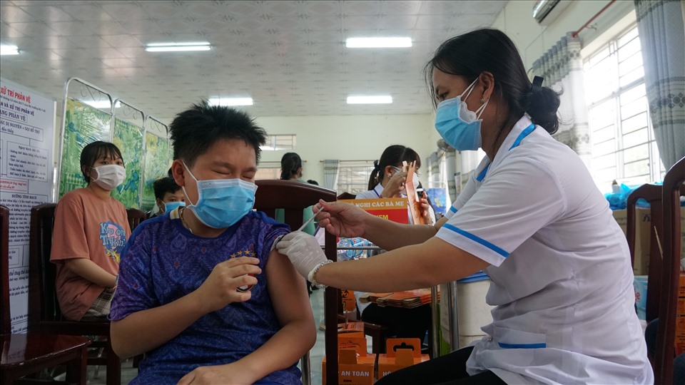Hậu Giang tiêm vaccine cho trẻ em độ tuổi từ 12-18. Ảnh: Tạ Quang.