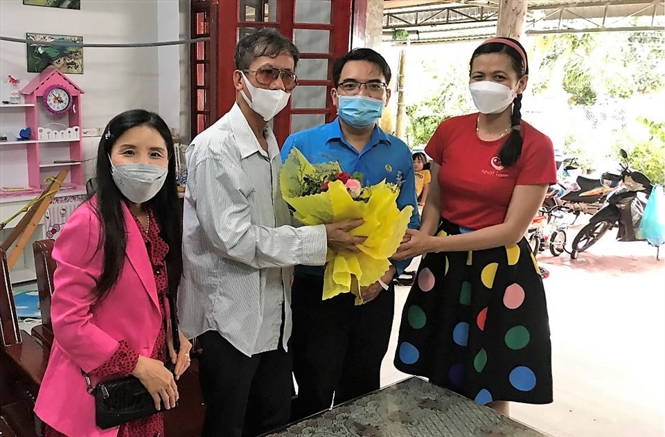 Đoàn đến thăm thầy Mai Thành Vọng, nguyên giáo viên Trường THPT Trần Quốc Toản.