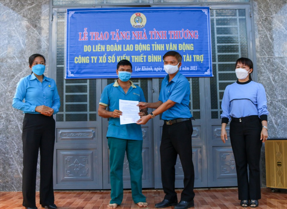 LĐLĐ tỉnh Bình Phước trao nhà cho hộ ông Nông Văn Phúc.