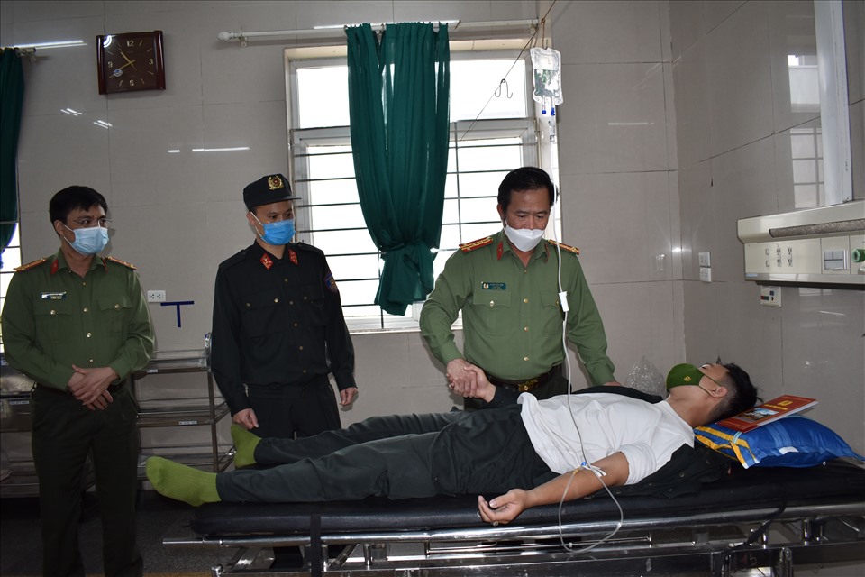 Đại tá Phạm Văn Sơn, Giám đốc Công an tỉnh Ninh Bình, thăm hỏi, động viên cán bộ chiến sĩ bị thương khi làm nhiệm vụ. Ảnh: NT