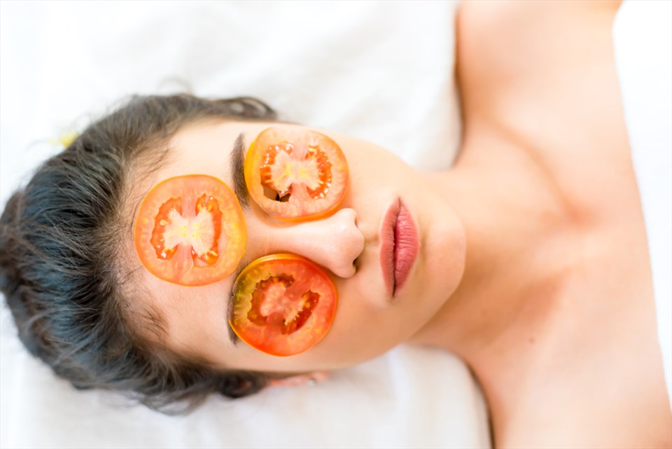 Nên đắp mặt nạ cà chua từ 1-2 lần/ tuần nhằm tăng tính đàn hồi, cung cấp độ ẩm cho da. Ảnh: Xinhua