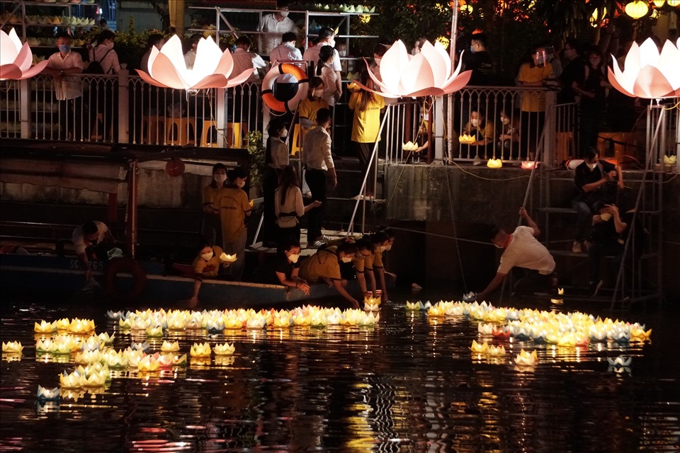 Những chiếc hoa đăng nối đuôi nhau chạy dài trên mặt nước dòng kênh Nhiêu Lộc - Thị Nghè.