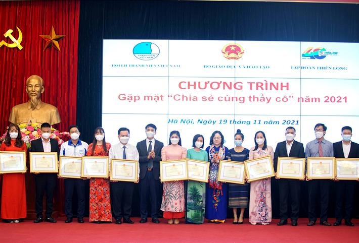 Thứ trưởng Ngô Thị Minh trao bằng khen của Bộ trưởng Bộ GDĐT cho các giáo viên tiêu biểu.
