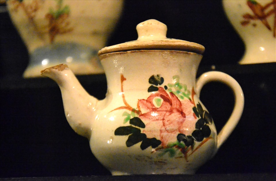 Bình trà màu siêu nhỏ trong bộ sưu tập gốm Lái Thiêu của nhà giáo Trịnh Vă Thu. Ảnh: LT