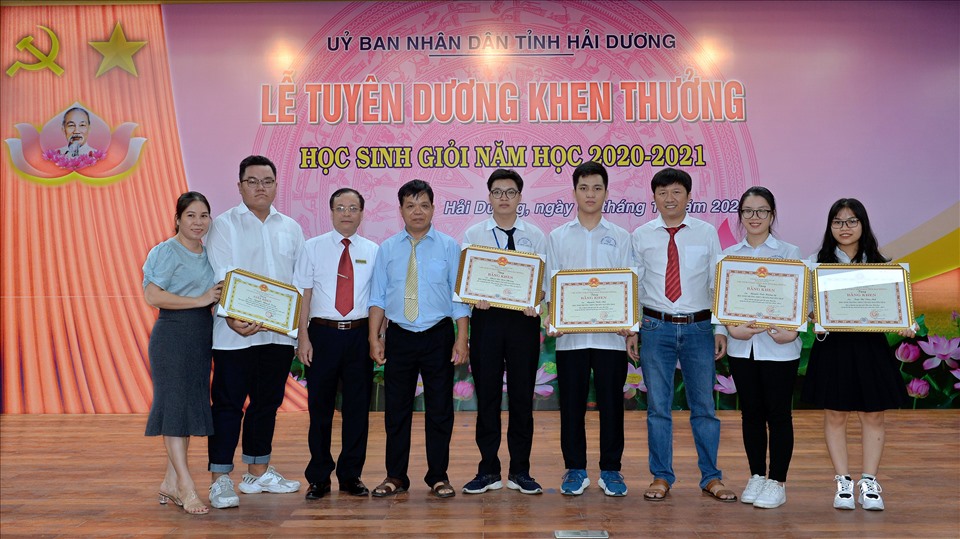 Thầy Nguyễn Đình Nhuần (đứng thứ 3 từ trái sang) chụp ảnh lưu niệm cùng học trò. Ảnh chụp trước đại dịch COVID-19. Ảnh: NVCC.