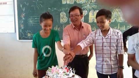Học trò tổ chức sinh nhật cho thầy Mai Văn Quyết. Ảnh: NVCC.