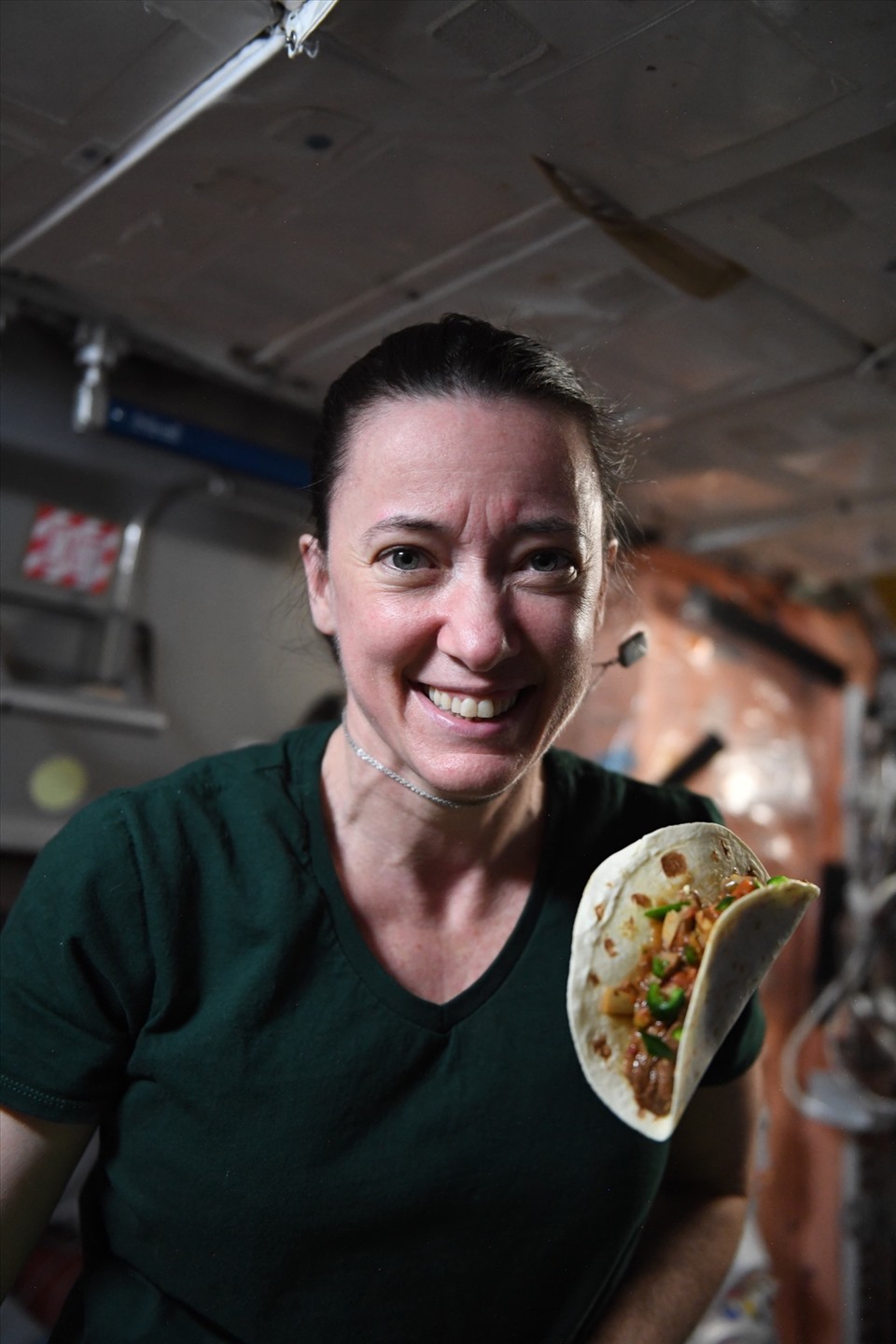 Phi hành gia NASA Megan McArthur khoe món bánh có thêm ớt trồng trên trạm vũ trụ ISS. Ảnh: NASA