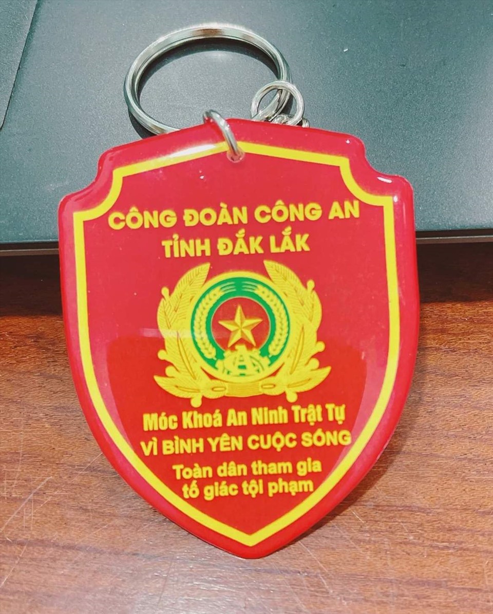 “Móc khoá an ninh” của Công đoàn tỉnh Đắk Lắk tặng người dân. Ảnh: CĐCC
