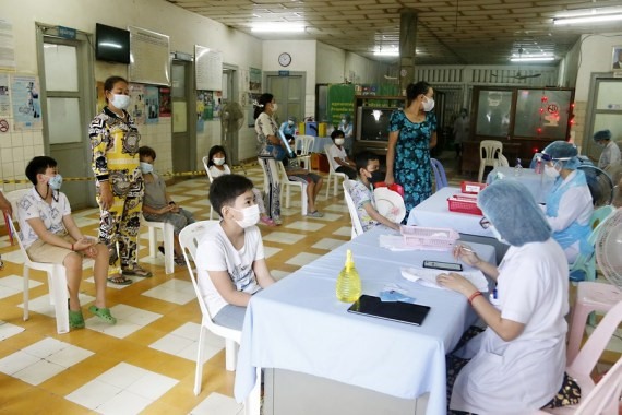 Trẻ em đăng ký tiêm vaccine COVID-19 tại một điểm tiêm chủng ở Phnom Penh, Campuchia. Ảnh: Tân Hoa Xã