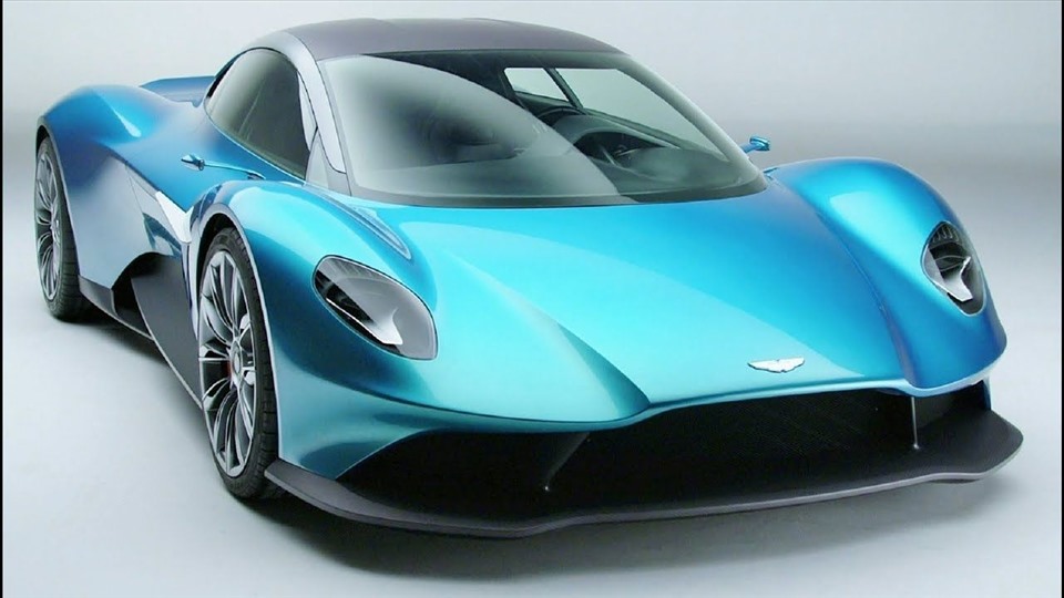 Aston Martin Vanquish 2022 (giá dự kiến 450.000 USD/chiếc): Đây là phiên bản phiên bản Vanquish thứ 4, cạnh tranh với McLaren 720S và Ferrari F8 Tributo. Nó được trang bị động cơ tăng áp kép V6 mới của Aston Martin. Bên ngoài của chiếc xe sẽ có những đường nét tinh tế, lấy cảm hứng từ Valkyrie. Xe sẽ chính thức trình làn năm 2022 với giá dự kiến từ 450.000 USD/chiếc.