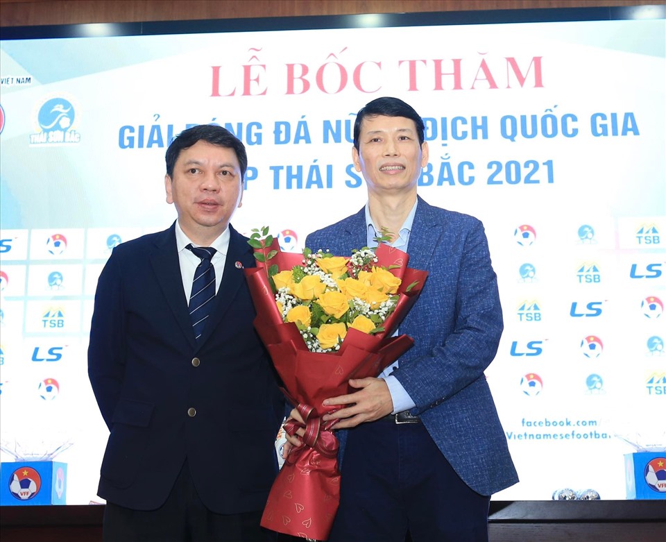 Tổng thư kí VFF Lê Hoài Anh và ông Bùi Đình Tế - đại diện nhà tài trợ trong buổi lễ bốc thăm GIải bóng đá nữ vô địch Quốc gia 2022. Ảnh: VFF