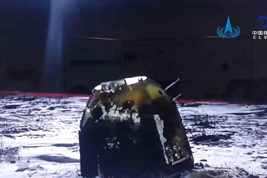 Tàu vũ trụ Thường Nga 5 mang mẫu đá Mặt trăng trở về Trái đất ngày 17.12.2020. Ảnh: CNSA