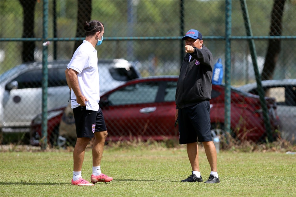 Ông Đặng Trần Chỉnh (phải) chính thức đảm nhiệm vị trí huấn luyện viên trưởng câu lạc bộ Bình Dương từ mùa 2022. Đội bóng đất Thủ cũng bổ nhiệm cựu danh thủ Huỷnh Kesley Alves cùng ông Nguyễn Thanh Sơn làm “phó tướng” cho ông Chỉnh.