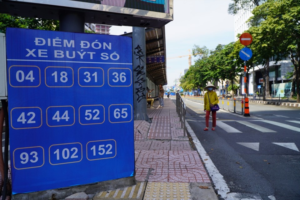 Bảng hướng dẫn các tuyến xe hành khách có thể đón được đặt tại trạm xe buýt trên đường Hàm Nghi (Quận 1, TPHCM).