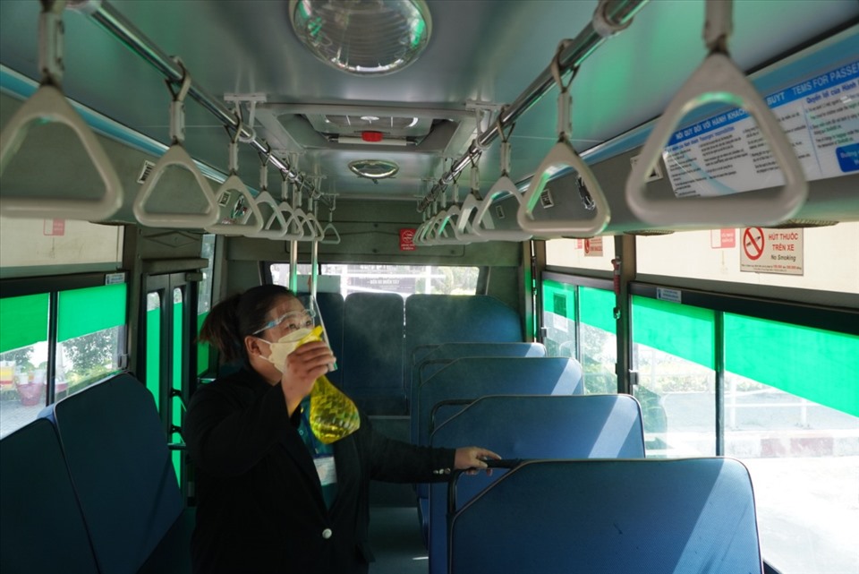 Chị Trần Thị Minh Tuyền - tiếp viên trên xe buýt cho biết, ghế ngồi và các khu vực trên xe liên tục được khử khuẩn nhằm đảm bảo công tác phòng dịch COVID-19. Ngoài ra, các loại giấy tờ cũng được khử khuẩn trước khi bàn giao.