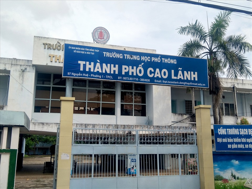 Trường THPT TP. Cao Lãnh (Đồng Tháp), nơi xảy ra việc đưa clip phản cảm lên buổi dạy online. Ảnh: TM