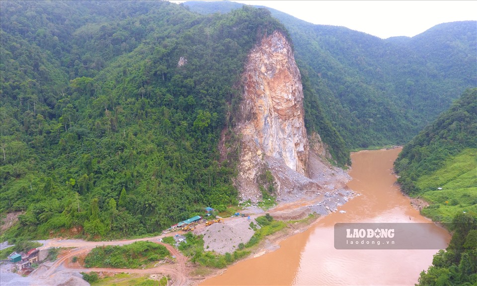 Hết thời hạn khai thác, nhưng nổ mìn phá đá vẫn diễn ra hàng ngày. Ảnh: Trần Trọng.