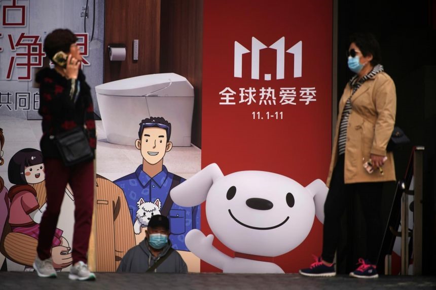 Quảng cáo lễ hội mua sắm Ngày Độc thân của JD.com ở Thượng Hải, Trung Quốc, ngày 1.11. 2021. Ảnh: Reuters