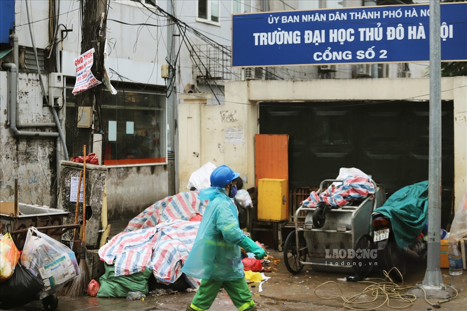 Trên đường Dương Quảng Hàm (Cầu Giấy, Hà Nội), xe rác được tập kết ngay tay cổng số 2 của Trường đại học Thủ đô Hà Nội.