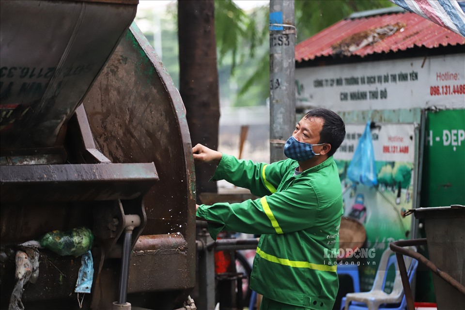 Theo thống kê của Sở Xây dựng Hà Nội, bãi rác Nam Sơn tiếp nhận hơn 4.000 tấn rác thải sinh hoạt mỗi ngày để xử lý theo hình thức chôn lấp. Ngoài ra, thành phố còn có bãi rác Xuân Sơn xử lý hơn 1.000 tấn rác theo hình thức đốt kết hợp chôn lấp.