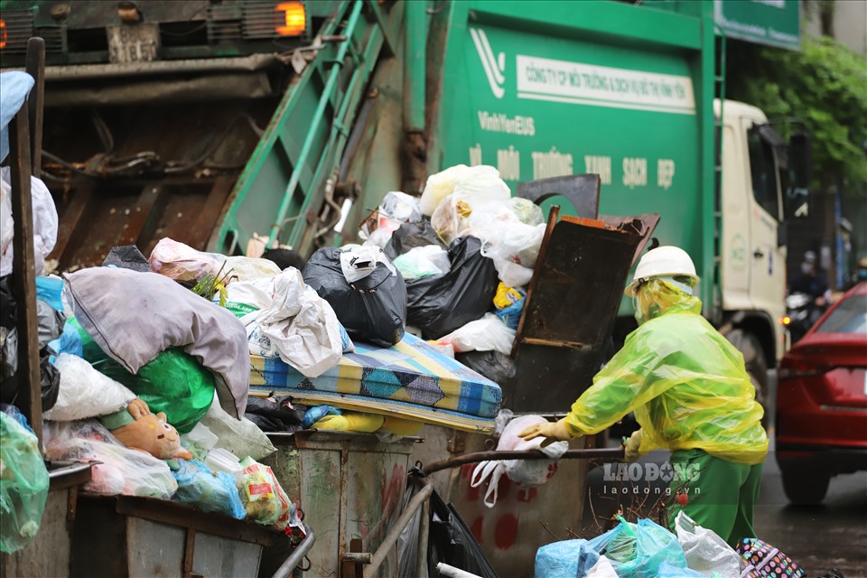 Trong ngày đầu (2/11) bãi rác Nam Sơn ngừng tiếp nhận chất thải, nhiều góc phố, khu dân cư ở Hà Nội bắt đầu xuất hiện tình trạng ứ đọng rác. Trước đó, URENCO cho biết hồ chứa ở bãi rác Nam Sơn gặp sự cố do mực nước vượt mức an toàn.