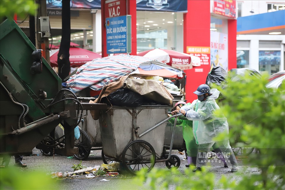 Công nhân vệ sinh môi trường thu gom rác thải trên đường Xuân Thủy (Cầu Giấy, Hà Nội).