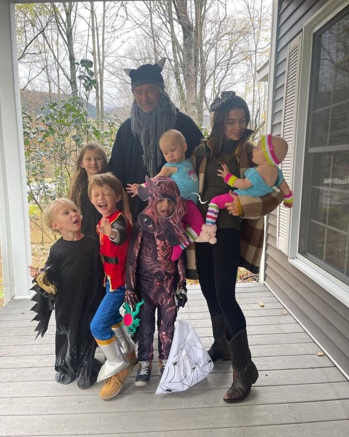 Gia đình Baldwin ăn mừng Halloween tại nhà và đăng ảnh lên mạng xã hội. Ảnh: Instagram