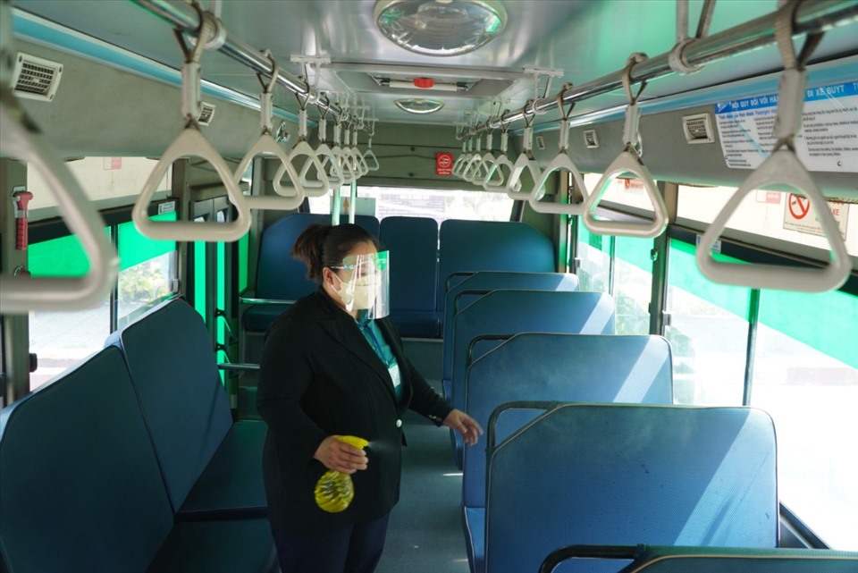 Sau mỗi chuyến xe, nhân viên xe buýt sẽ thực hiện việc sát khuẩn lại các khu vực trên xe. Ảnh: Chân Phúc