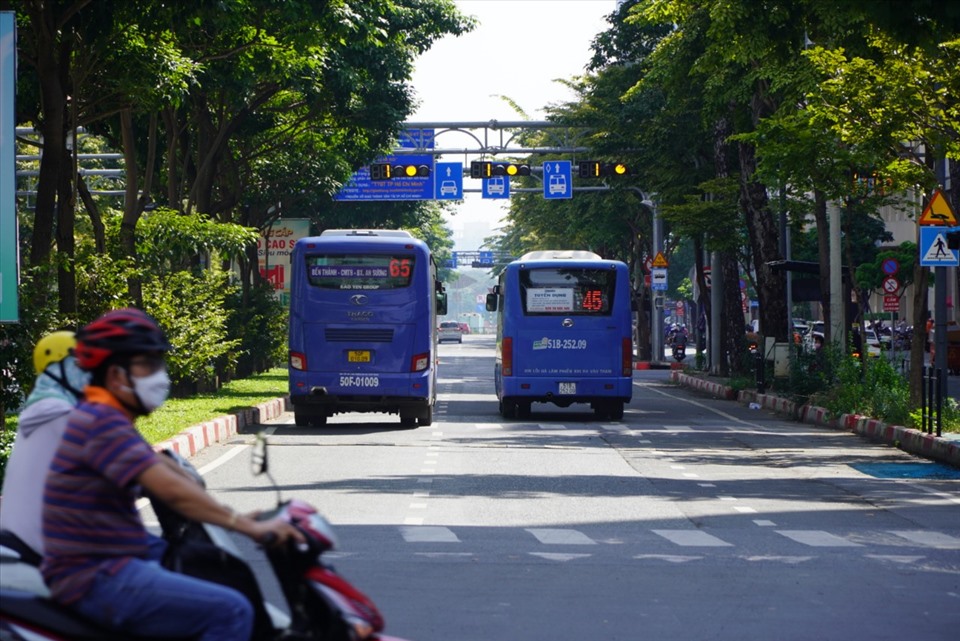 Các chuyến xe buýt xuất hiện nhiều hơn trên đường phố TPHCM nhưng đang rơi vào cảnh vắng khách. Ảnh: Chân Phúc