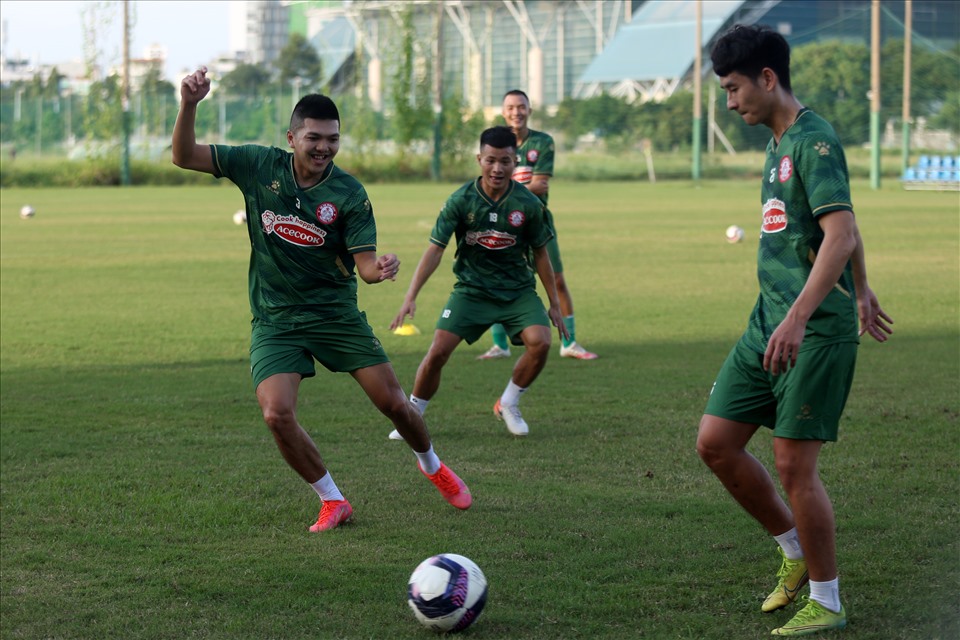Hậu vệ Dương Văn Khoa vừa chuyển tới khoác áo TPHCM từ Than Quảng Ninh. Cựu cầu thủ U23 Việt Nam tỏ ra khá thoải mái trong buổi tập chiều 2.11.