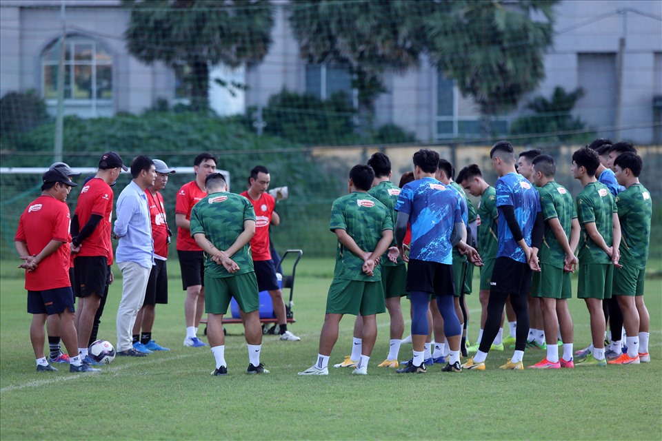 Trước khi buổi tập bắt đầu, Chủ tịch Nguyễn Hữu Thắng cùng huấn luyện viên Trần Minh Chiến dành khá nhiều thời gian để trao đổi với các cầ thủ.