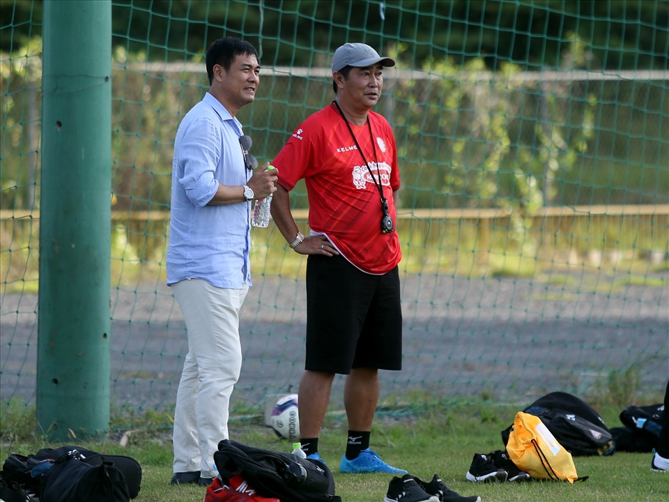 Sau đó, ông Thắng cùng huấn luyện viên Trần Minh Chiến trò chuyện bên ngoài trong thời gian theo dõi các cầu thủ khởi động.