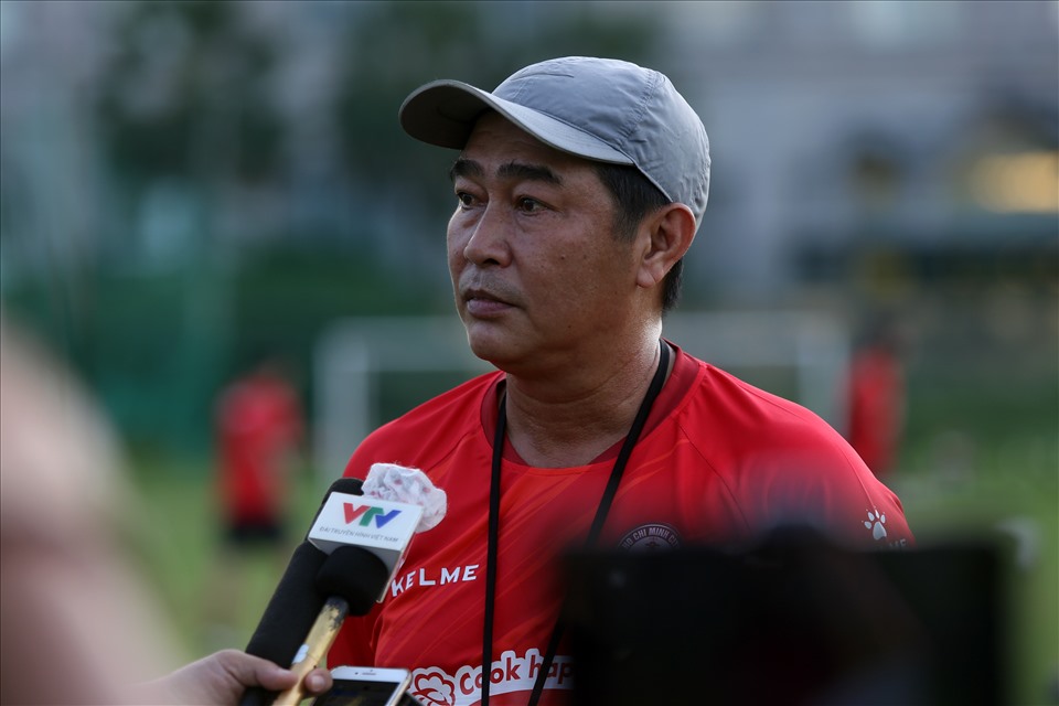 Huấn luyện viên Trần Minh Chiến trả lời phỏng vấn trong buổi tập đầu tiên cùng TPHCM. Ảnh: Thanh Vũ