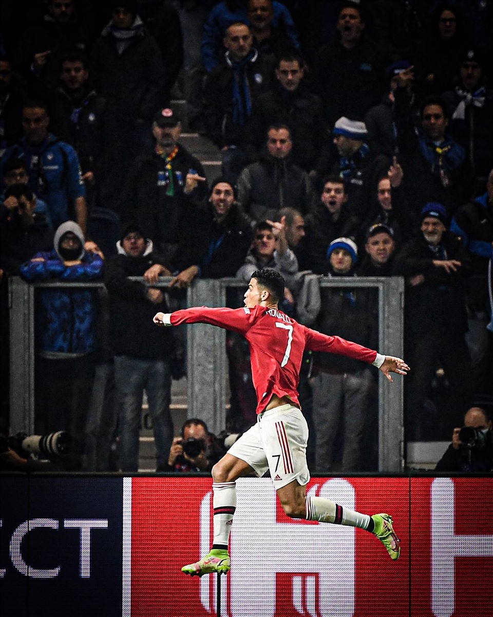 Cuối hiệp 1, Ronaldo cũng ghi bàn. Anh đã có 5 bàn sau 4 trận ở Champions League mùa này. Ảnh: AFP.