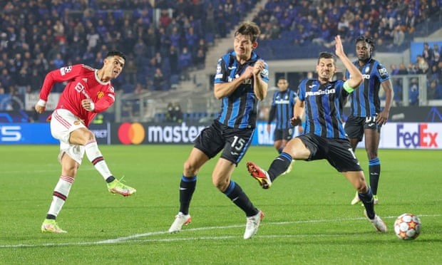 Các góc máy khác nhau trong bàn thắng siêu phẩm gỡ hòa 2-2 của Ronaldo. Ảnh: UEFA.