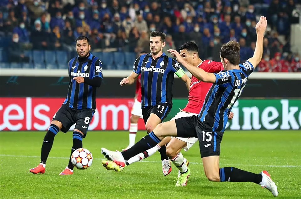 Pha chạy chỗ và đón đường kiến tạo của Bruno rất hay đến từ CR7. Ảnh: UEFA.