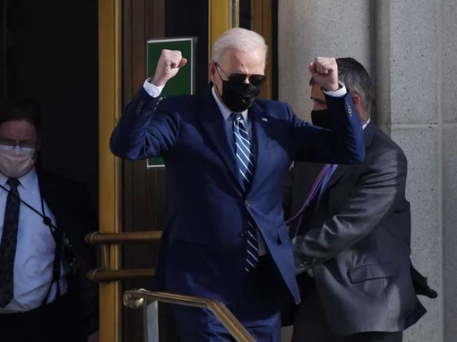 Tổng thống Mỹ Joe Biden rời bệnh viện sau cuộc khám sức khỏe. Ảnh: AFP