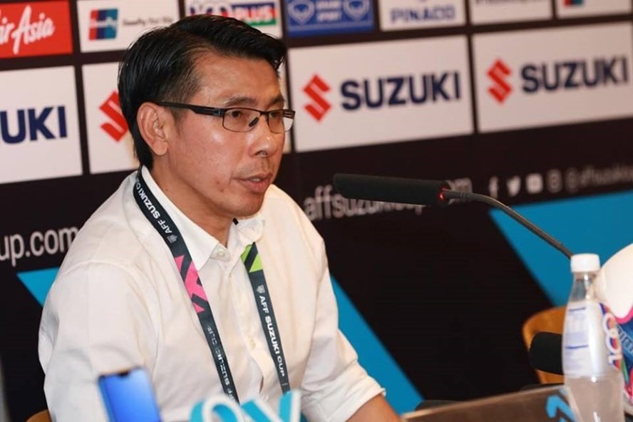 Tan Cheng Hoe (Tuyển Malaysia, quốc tịch Malaysia): Ông chính là huấn luyện viên bản địa duy nhất dẫn dắt 1 đội tuyển tại AFF Cup 2020. Ông Tan Cheng Hoe từng giúp tuyển Malaysia vào chung kết AFF Cup 2018 và thua tuyển Việt Nam. Trước đó vào năm 2010, ông là trợ lý cho Rajagobal cùng đội vô địch AFF Cup 2010. Ảnh: AFF Cup.