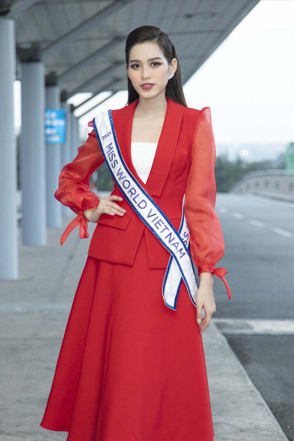 Ngày người đẹp xứ Thanh lên đường dự thi Miss World 2021 cũng chính là ngày kỷ niệm 1 năm đăng quang Hoa Hậu Việt Nam 2020. Sau nửa nhiệm kỳ, nàng hậu xứ Thanh cũng dần trưởng thành hơn khi tự tin một mình “mang chuông đi đánh xứ người”.