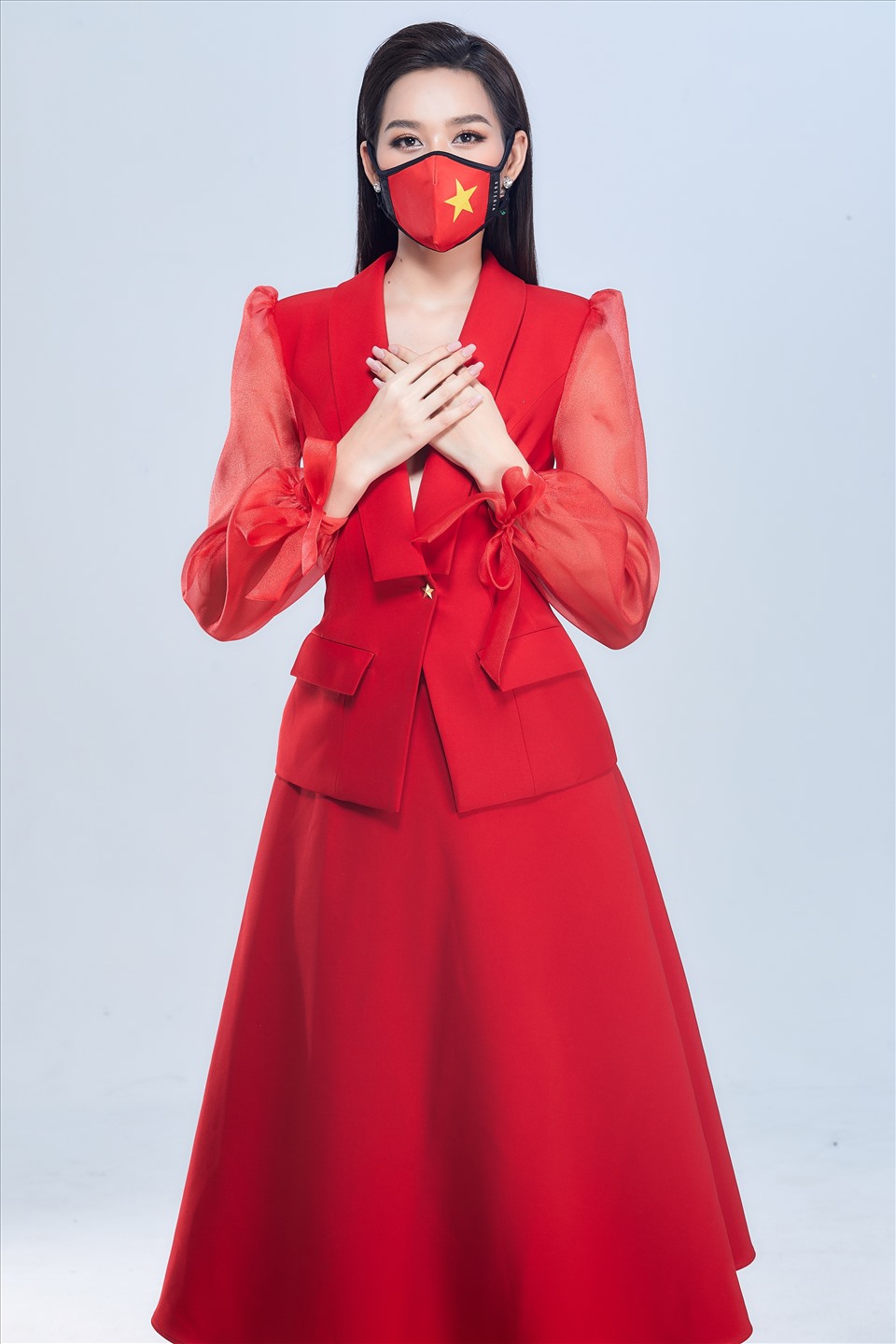 Trang phục được Hoa hậu Việt Nam 2020 lựa chọn để diện khi lên đường mang màu đỏ - được lấy cảm hứng từ lá cờ Việt Nam và cũng là màu sắc may mắn của cô. Ảnh: Sen Vàng.
