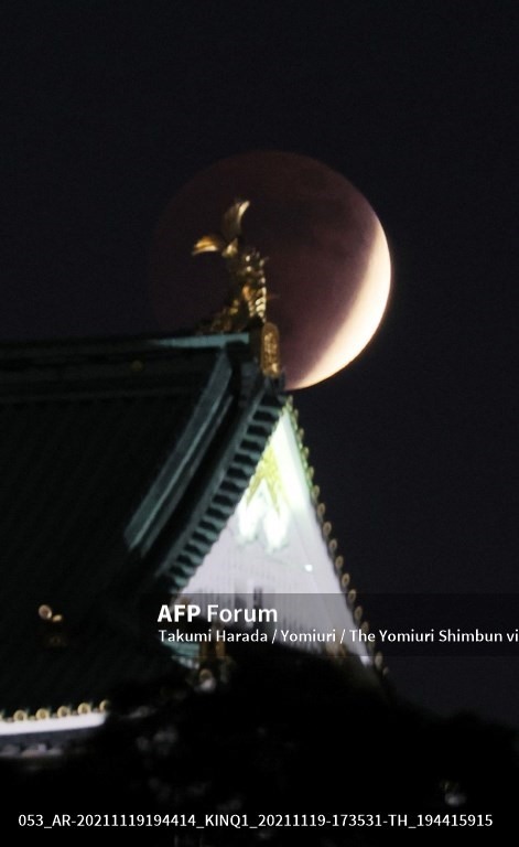 Mặt trăng xuất hiện trên thành Osaka ở tỉnh Osaka, Nhật Bản. Ảnh: AFP