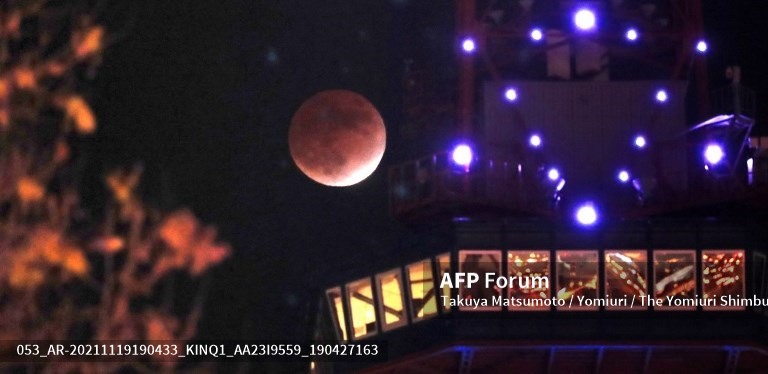 Mặt trăng được nhìn thấy từ tháp truyền hình Sapporo ở tỉnh Hokkaido, Nhật Bản. Ảnh: AFP