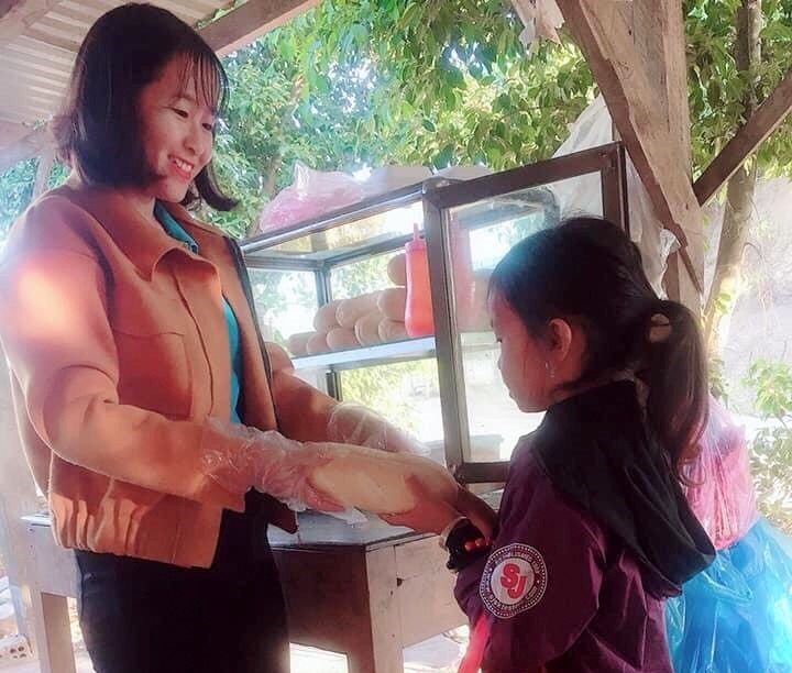 Cô Hương chuẩn bị bữa sáng miễn phí cho học sinh nghèo.