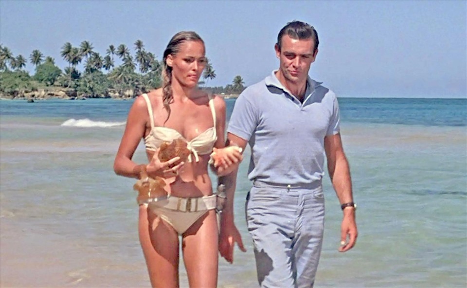 Honey Rider là Bond girl mang tính biểu tượng nhất do Ursula Andress đảm nhận. Ảnh: The Sun