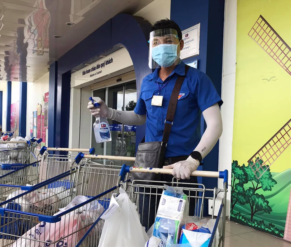 Thầy Huệ làm shipper xanh đi mua giúp hàng ở siêu thị.
