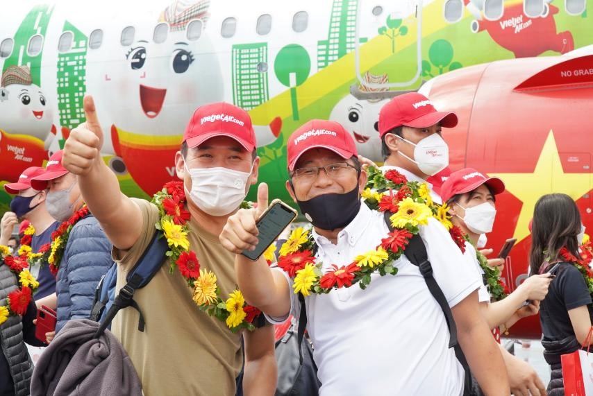 Các du khách Hàn Quốc hào hứng khi tới Việt Nam.
