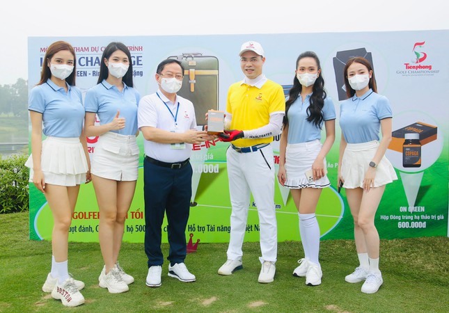 Hố số 19 được Ban tổ chức Tiền Phong Golf Championship 2021 sử dụng cho chương trình “Lucky Challenge - Một cú lên on, ring ngay quà tặng”, nhằm gây quỹ cho Quỹ hỗ trợ tài năng trẻ Việt Nam. Ảnh: Như Ý
