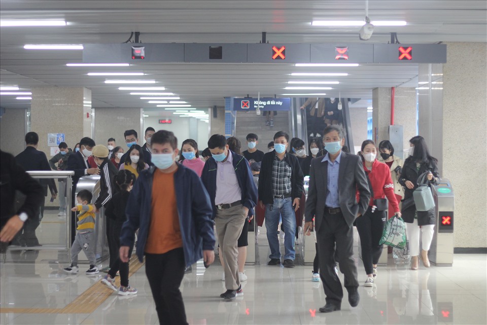 Nhiều người đã tới các nhà ga để đi tàu vào ngày 20.11. Ảnh PV