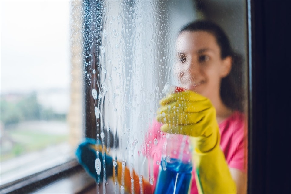 Thường xuyên dọn dẹp nhà cửa sẽ giúp ngăn ngừa vi trùng trong nhà. Ảnh: Xinhua